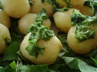 молодая картошка с зеленым соусом.JPG