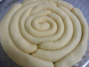 спиральный пирог со сливой и маком2.jpg