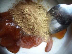 сахар, мед и специи в кастрюле.JPG