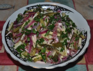 швейцарский салат с колбасой.JPG