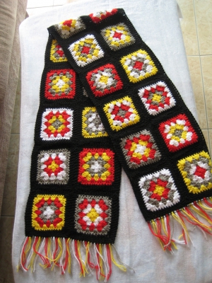 шарф из бабушкиных квадратов.JPG