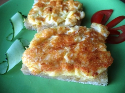 горячие бутеброды с сыром и луком