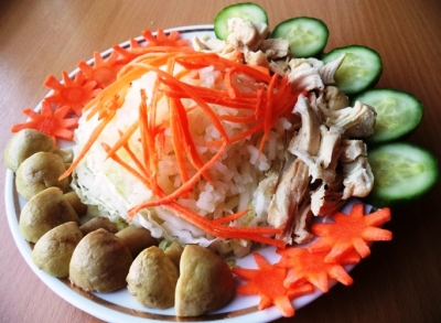 салат из курицы с грибами, рисом и морковью