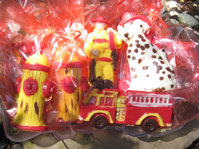 Шоколадные пожарники и пожарные машины 4