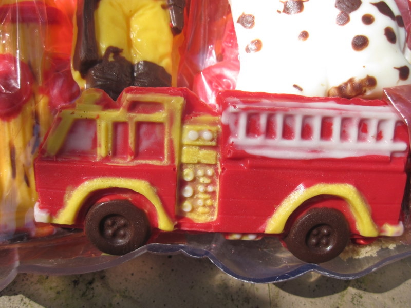 Шоколадные пожарники и пожарные машины 1