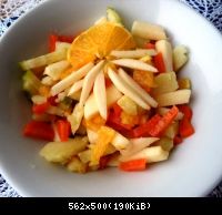 салат с овощами и фруктами