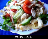 салат из курицы с овощами и омлетом